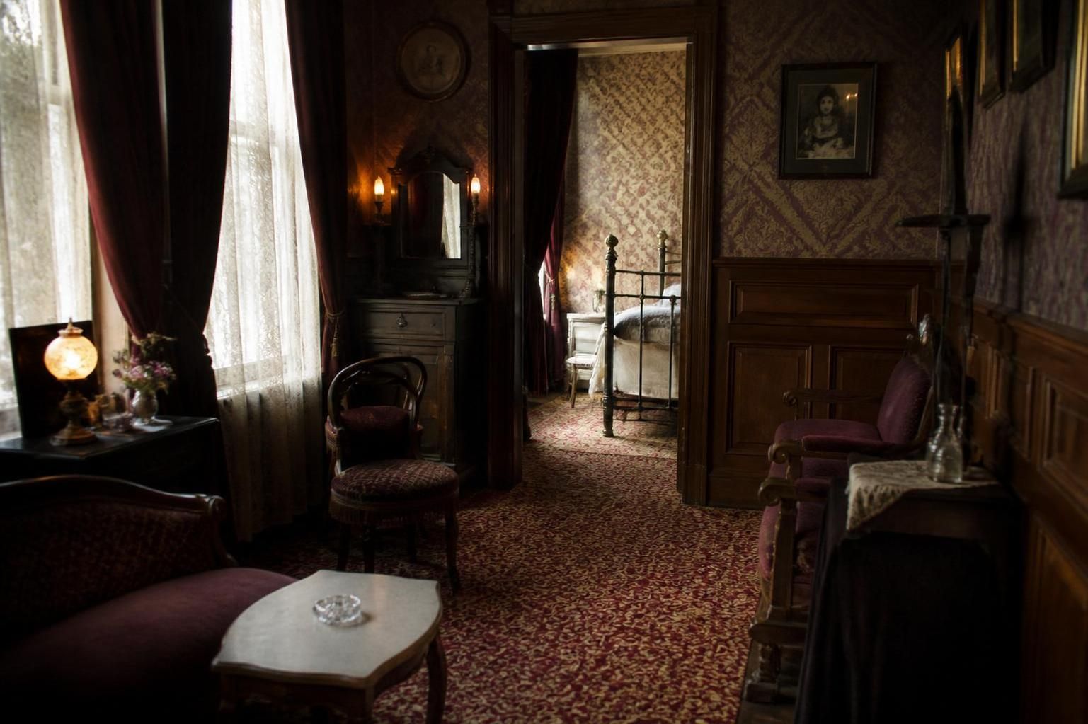 découvrez l'histoire des maisons closes françaises, dévoilée au-delà des clichés pour mieux comprendre leur rôle et leur évolution dans la société.